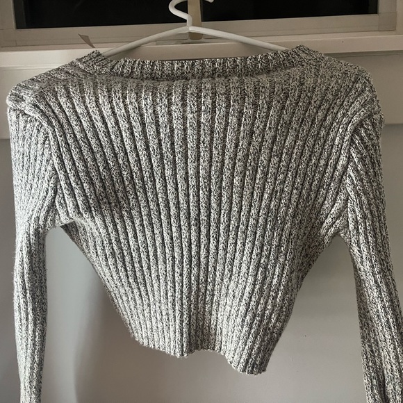 black and white, v-neck, cropped, audrey 3+1 sweater. - Picture 2 of 2